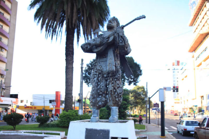 Monumento e Praça Teixeirinha
